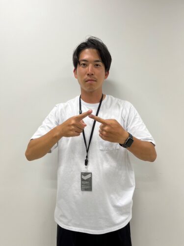 三枝浩基コーチが手話で「梅雨入り」を表現しています。